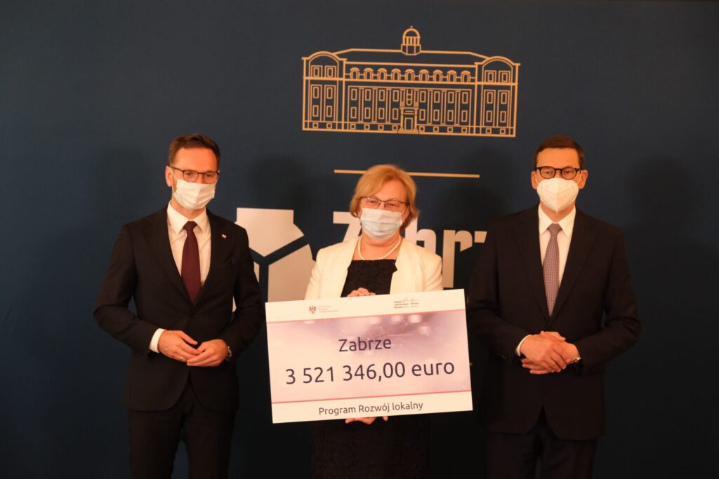 Sala historyczna zabrzańskiego Ratusza. Na zdjęciu od lewej: sekretarz stanu w Ministerstwie Funduszy i Polityki Regionalnej Waldemar Buda, prezydent Zabrza Małgorzata Mańka-Szulik i premier RP Mateusz Morawiecki