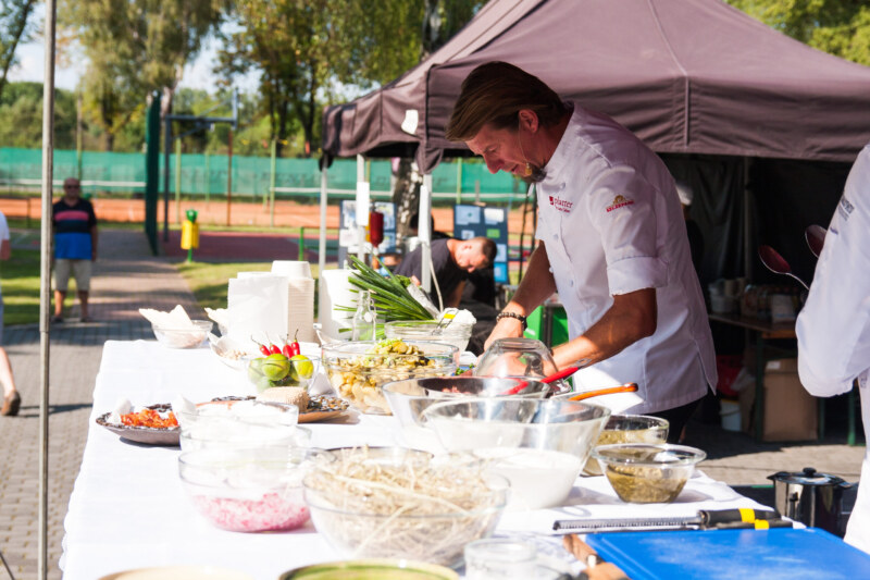 Karol Okrasa podczas pikniku w Kończycach