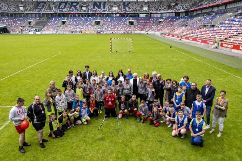 Zdjęcie zbiorowe uczestników Turnieju dualnego dla dzieci z niepełnosprawnościami