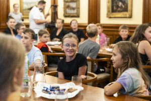 Uczestnicy „Wakacyjnego projektu edukacyjno-zawodowego dla aktywnych” z wizytą w Sali Historycznej zabrzańskiego Ratusza