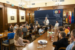 Uczestnicy „Wakacyjnego projektu edukacyjno-zawodowego dla aktywnych” z wizytą w Sali Historycznej zabrzańskiego Ratusza