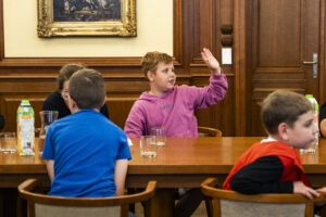 Uczestnicy „Wakacyjnego projektu edukacyjno-zawodowego dla aktywnych” z wizytą w Sali Historycznej zabrzańskiego Ratusza