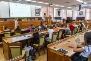 Uczestnicy „Wakacyjnego projektu edukacyjno-zawodowego dla aktywnych” z wizytą w Sali Historycznej zabrzańskiego Ratusza