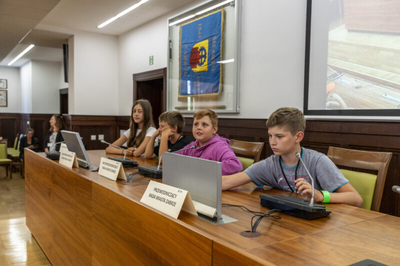 Uczestnicy „Wakacyjnego projektu edukacyjno-zawodowego dla aktywnych” z wizytą w Sali Historycznej zabrzańskiego Ratusza